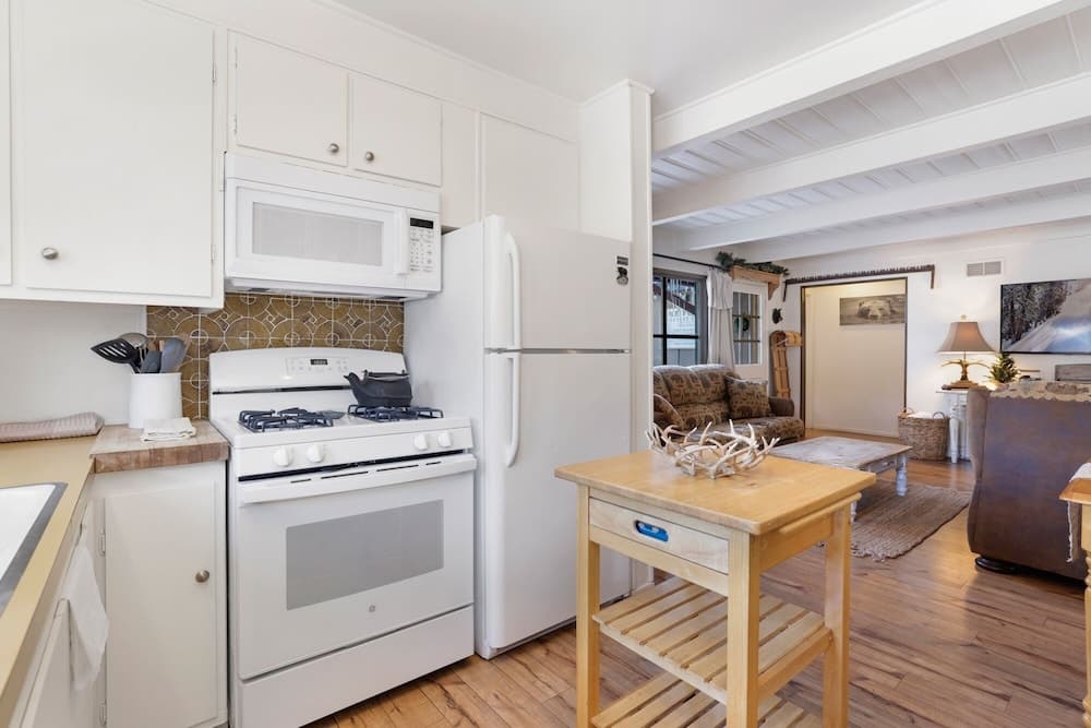 2283-cottontail Cottage 2 Bedroom Cabin by Redawning