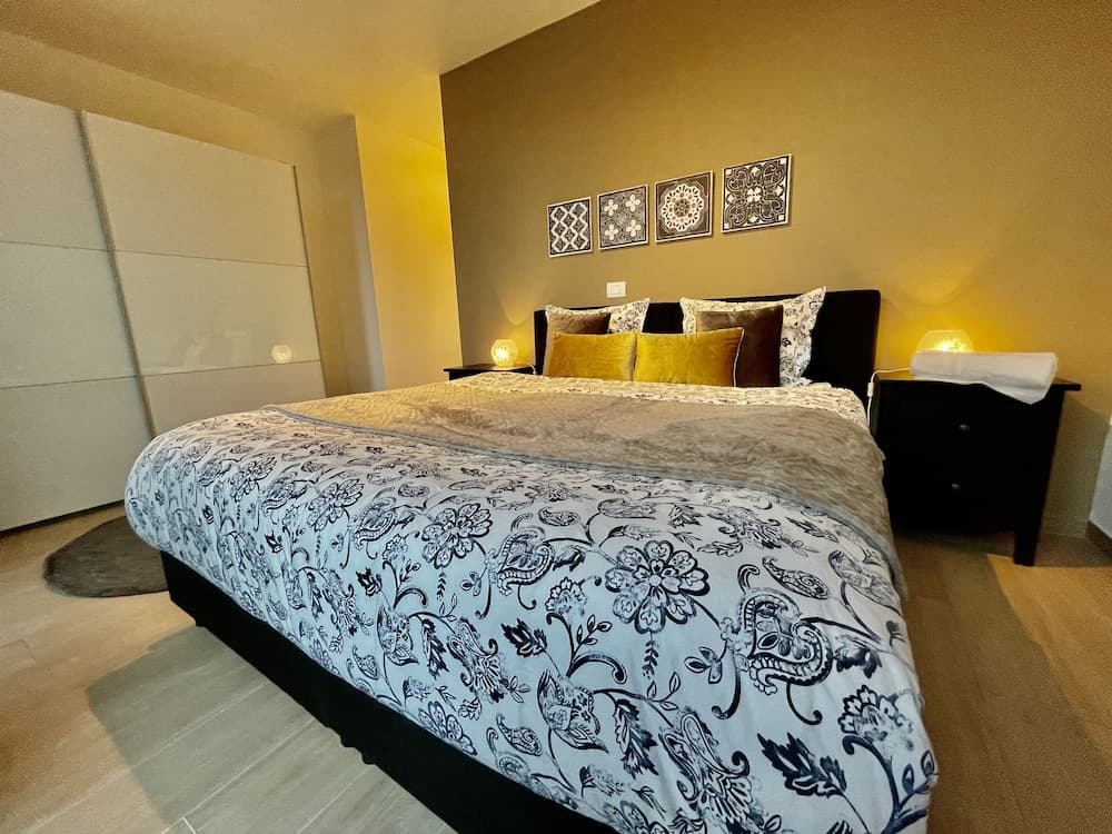 One Lux Stay near Diamond District