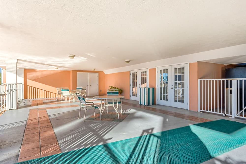 Direct Gulf Front Condo With Resort Pools With Hot Tubs - Steps to Beach