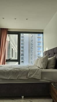 Modern 2Bed Condo in Luxurious Building