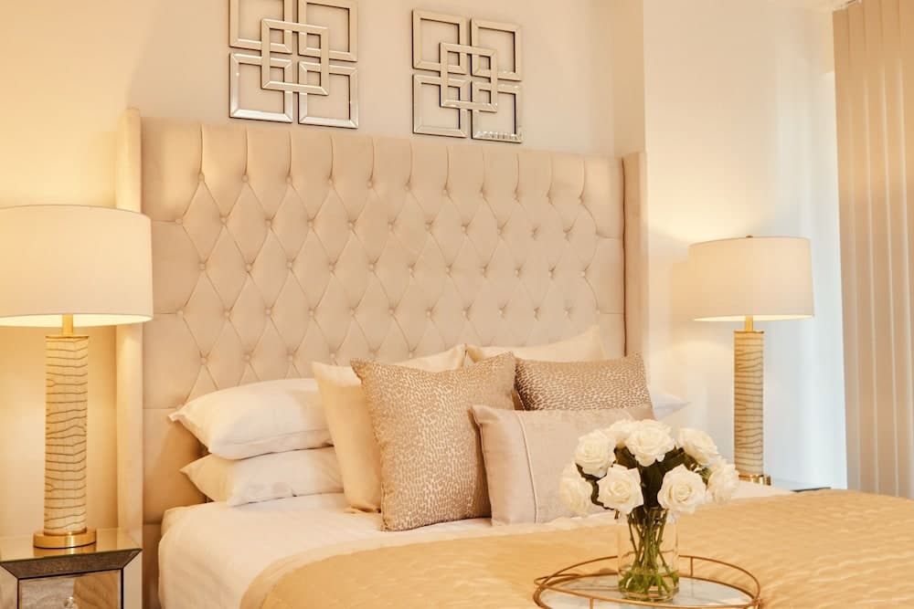 King Deluxe City Apt Large Balcony& Free Parking!