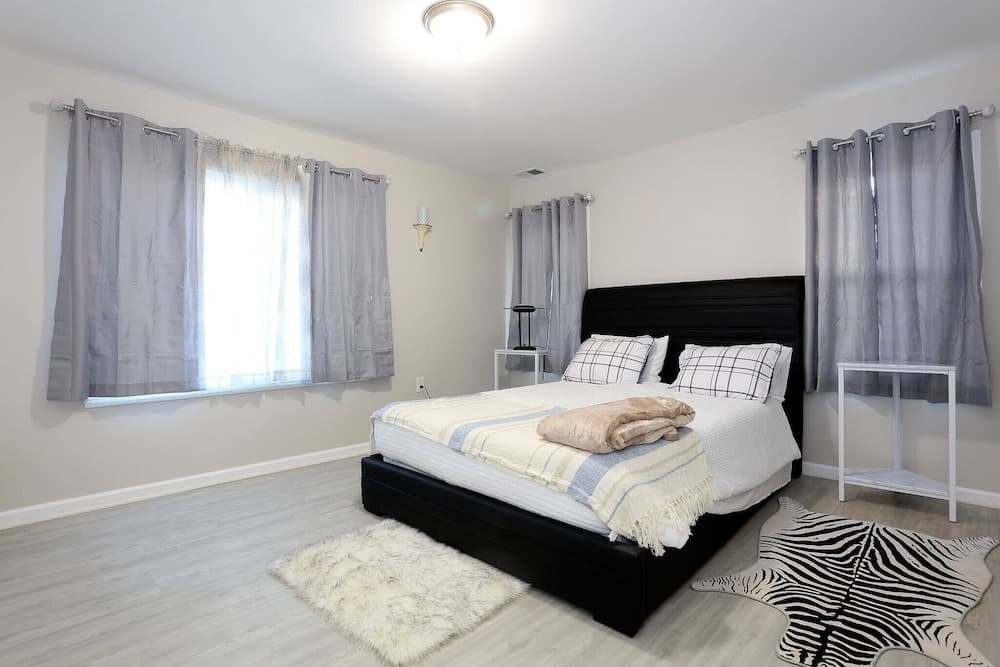 Global Vibe Parlor Renovated Full Kitchen Free Parking