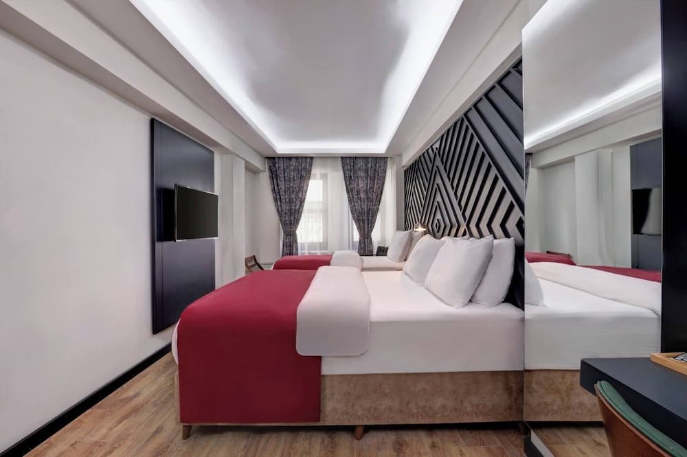 Room in Guest Room - Luxury Triple Room in Istanbul
