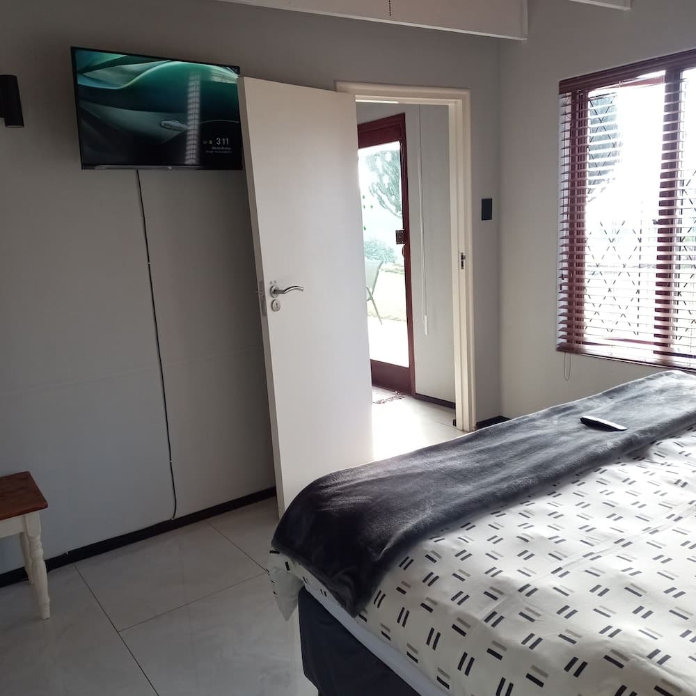 Crest Farm - Self-catering 2-bedroom, Wi-fi, Views, Swiming Pool