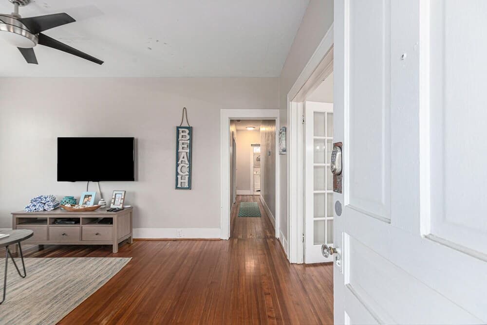 Festive Nest - Dog Friendly 2BR Close to Beach