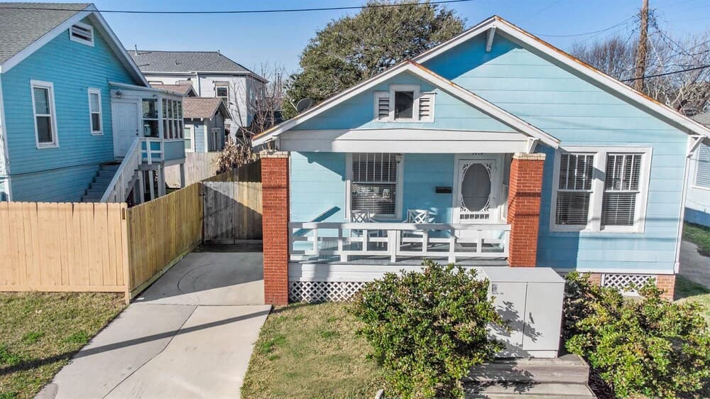 Festive Nest - Dog Friendly 2BR Close to Beach