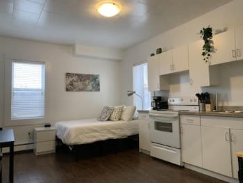 Cozy Bachelor Condo Downtown Wifi Smart TV