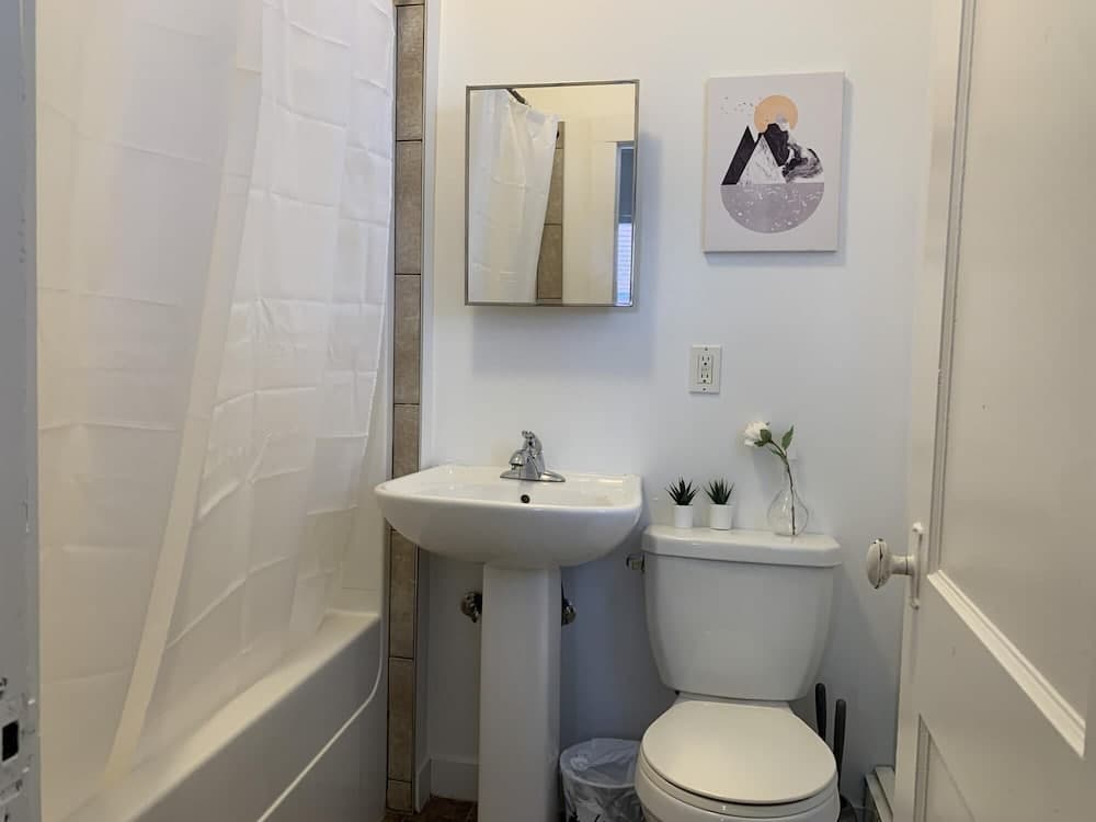 Cozy Bachelor Condo Downtown Wifi Smart TV