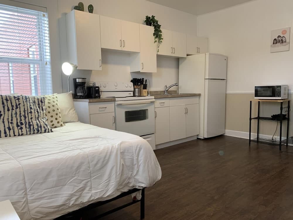 Cozy Bachelor Condo Downtown Wifi Smart TV