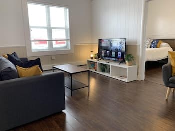 Large 1-bedroom Condo Downtown Wifi Smart TV