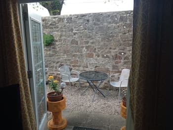 Ground Floor Cornish Retreat and Courtyard Garden