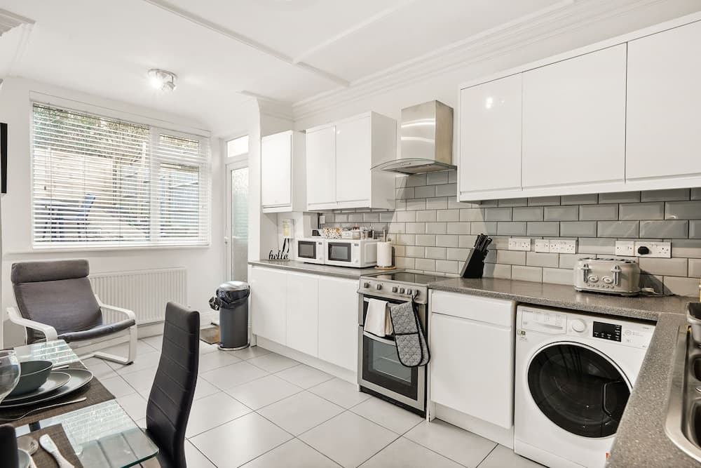 Modern 4BR Victorian Home Near Luton Airport