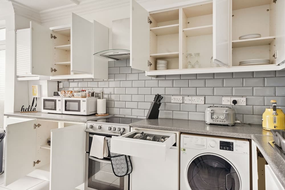 Modern 4BR Victorian Home Near Luton Airport