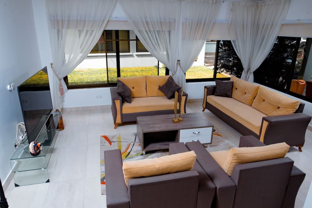 The 2 Bed Granite Courtyard Apt.