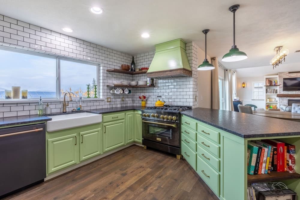 Westside Mountain View 2 Bedroom Home by RedAwning