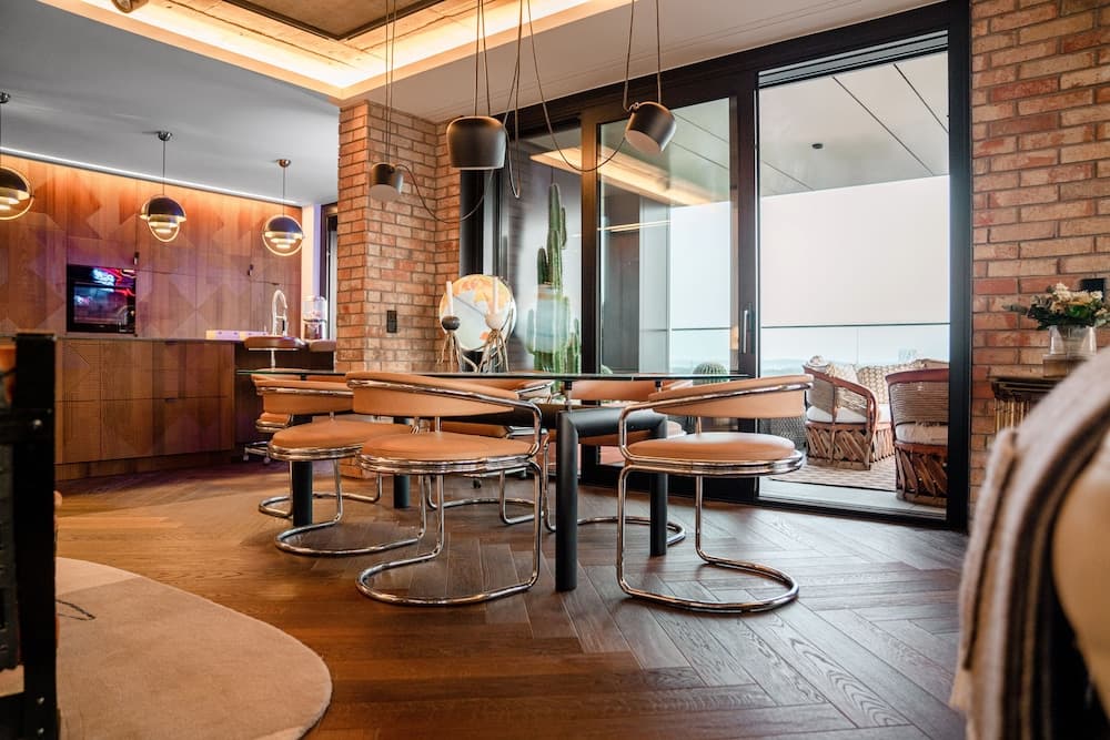 SKYLUX21-Designer Penthouse W Concierge