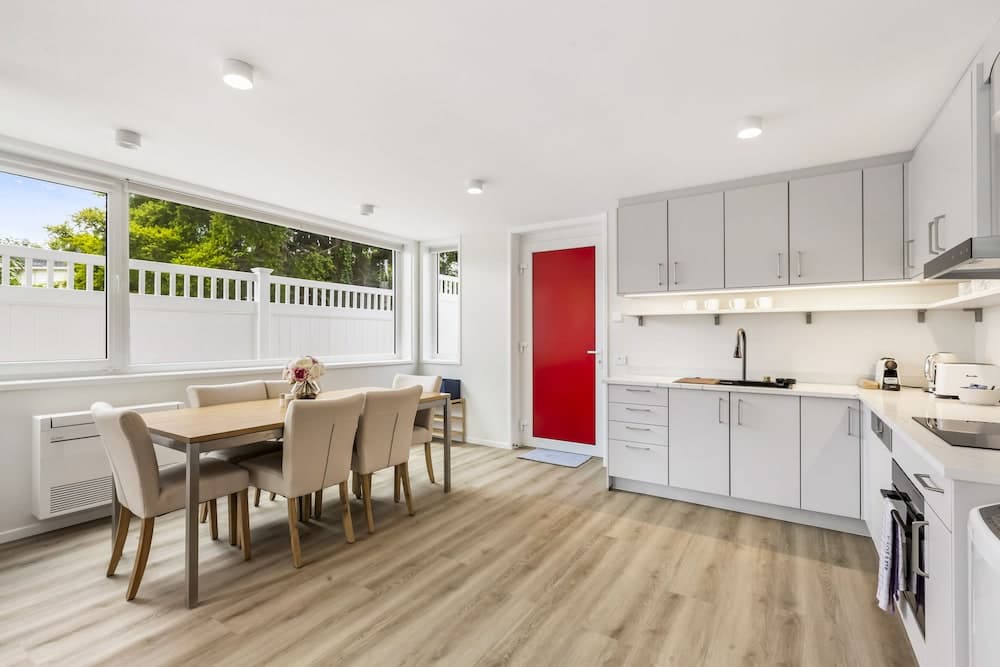 Brand New Retreat Halfmoon Bay-Netflix