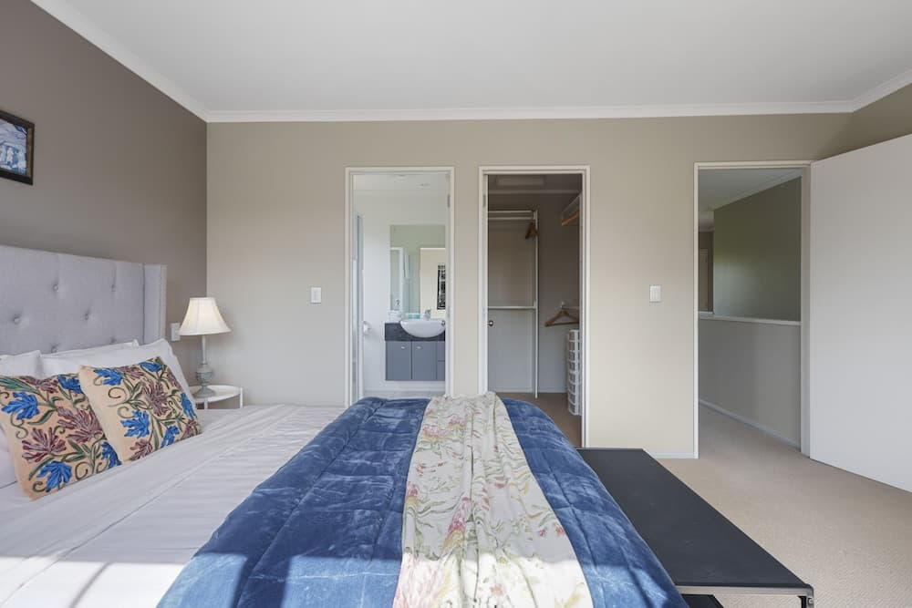 Spacious Family Home -Fully Fenced Yard