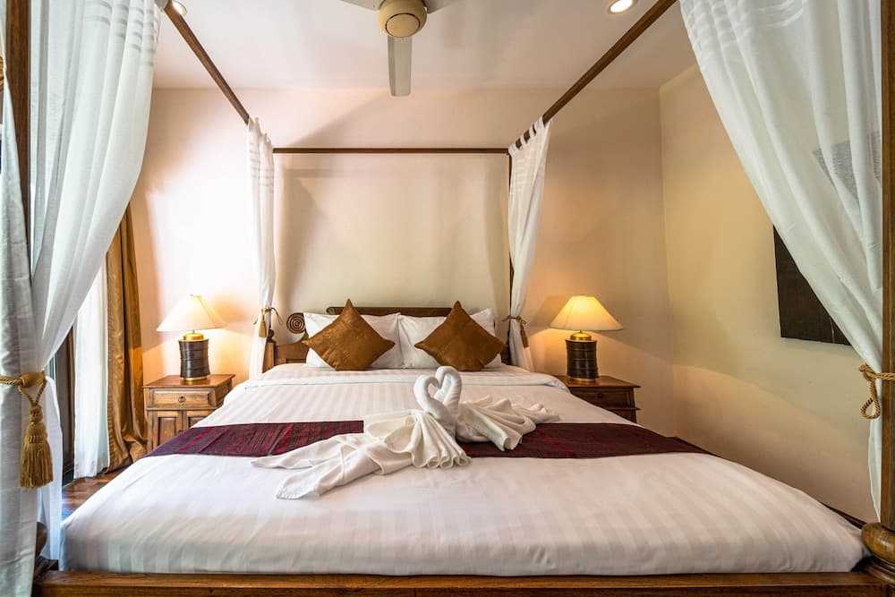 Cozy 3 BR Pool Villa close to Town CV3L