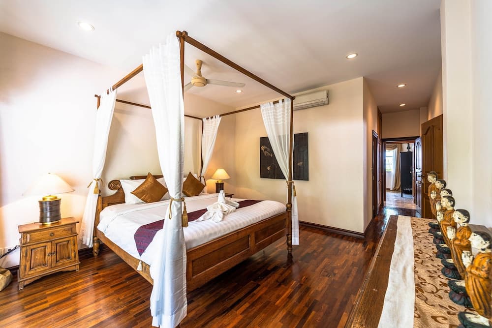 Cozy 3 BR Pool Villa close to Town CV3L