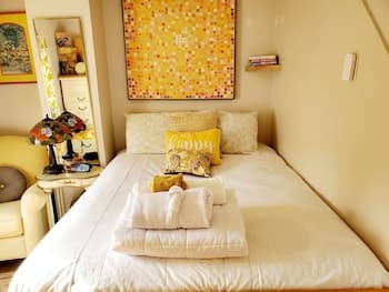 Cozy Yellow Queen Bed By Yale U