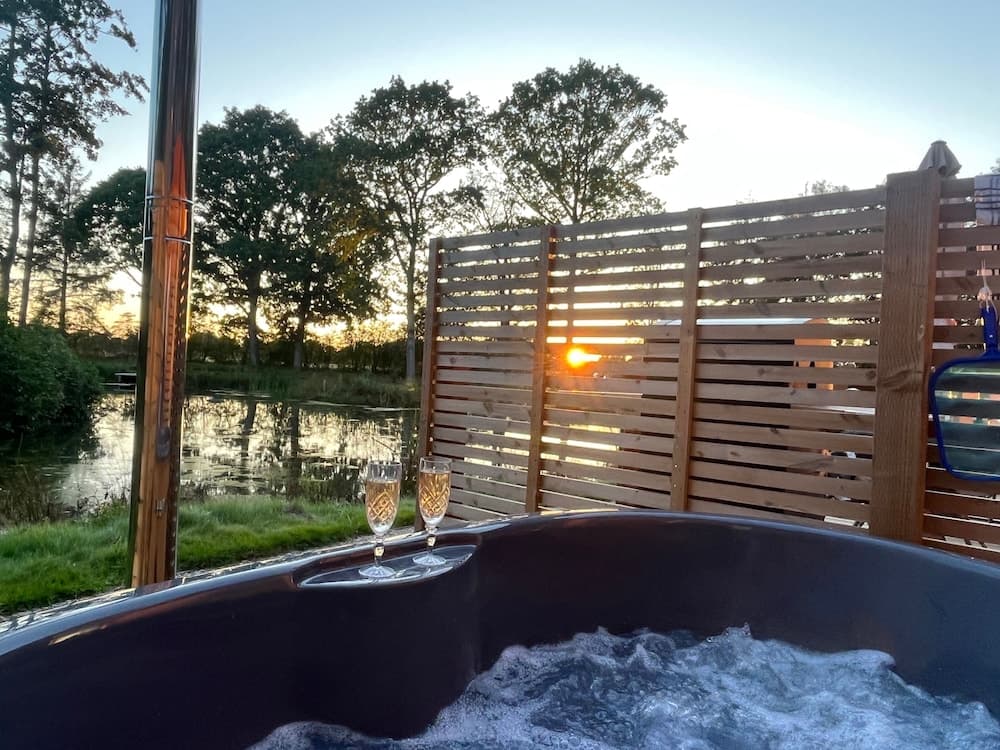 Pine Boutique Lodge With hot tub for Couples & dog