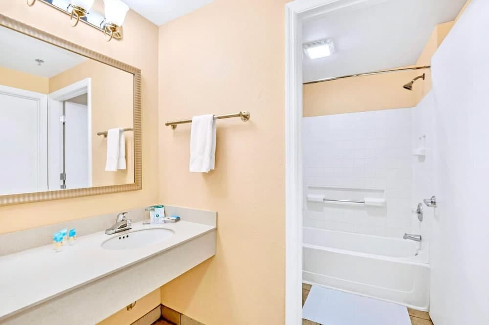 Near Disney - 1BR With King Bed - Pool and Hot Tub