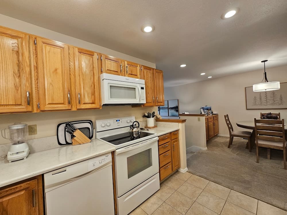 Delightful Mccloud 2 Bedroom Condo by RedAwning