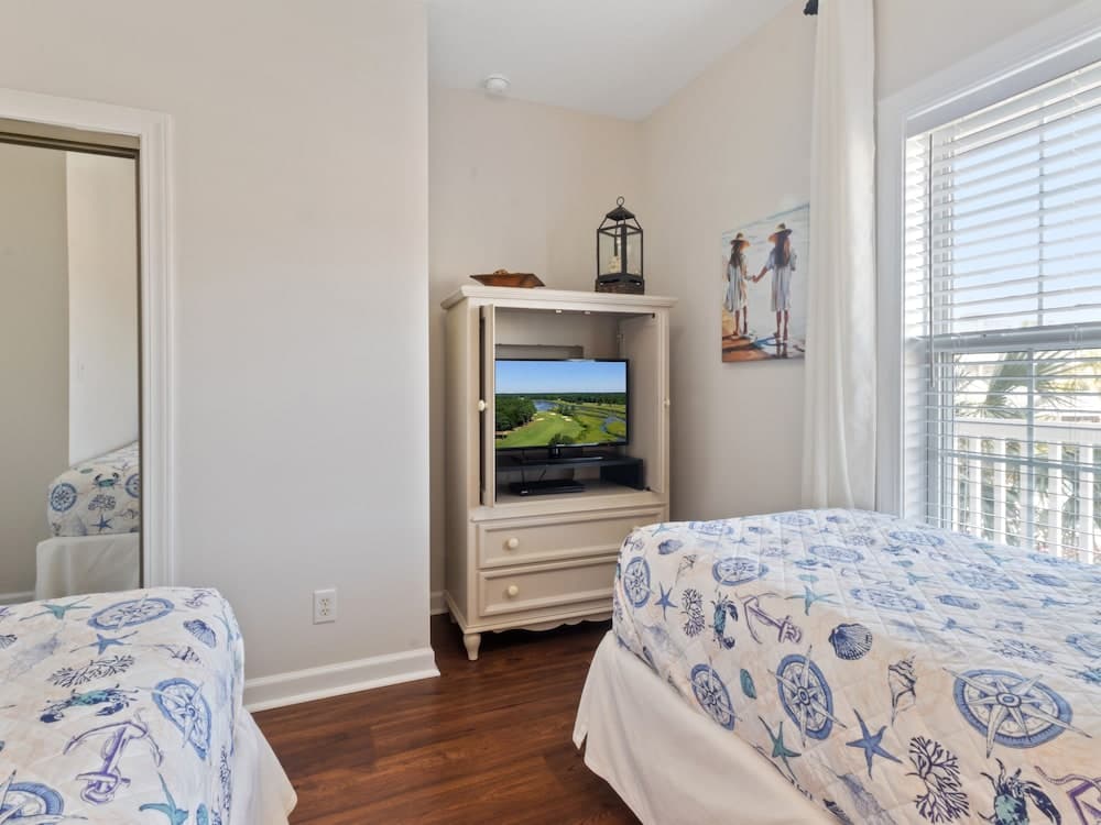 Wedgewood #324 2 Bedroom Condo by RedAwning