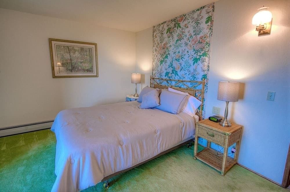 Lake View Glen 4 Bedroom Home by RedAwning