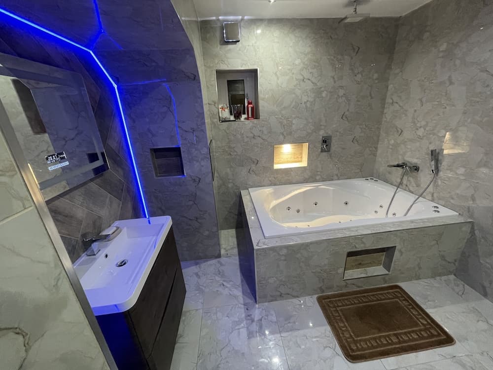 1 Bed Flat - Sleeps 2 - Hot Tub - Parking - Wifi