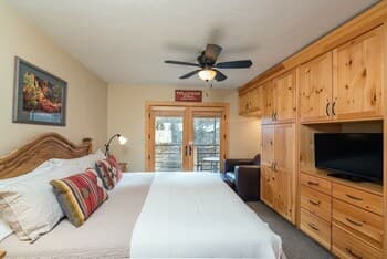 Clean, Cozy Riverside Condo, Walk Everywhere @ Viking Lodge 212 1 Bedroom Condo by Redawning