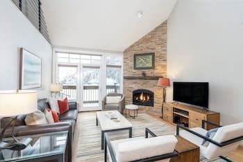 Slopeside Paradise Penthouse At Lift 7, Views, Fireplace, Deck, Hot Tub 3 Bedroom Condo by Redawning