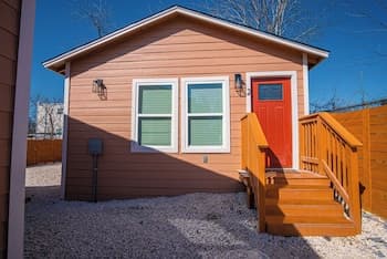 Adorable 2BR Guesthouse Close to Riverwalk and DT