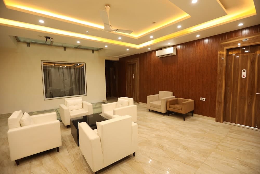 Hotel Starex Opp. Artemis Hospital