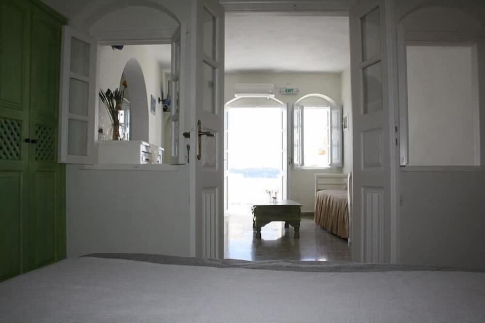 Captain John Traditional Houses - Adults Only