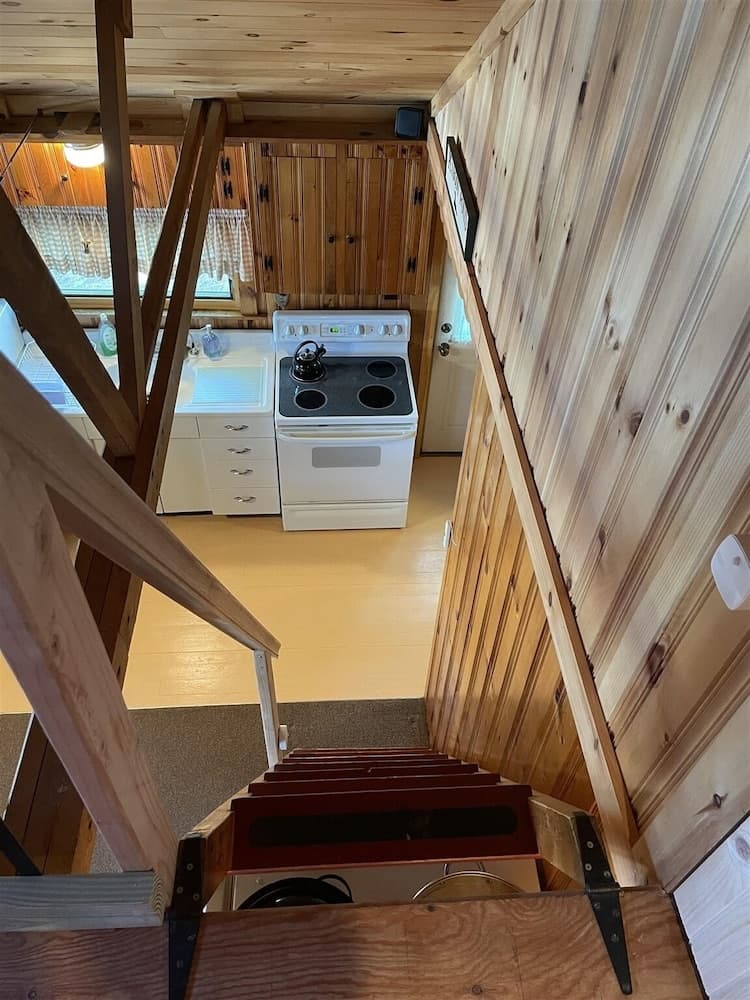 Moosey On Inn Limit 8 2 Bedroom Cottage by RedAwning