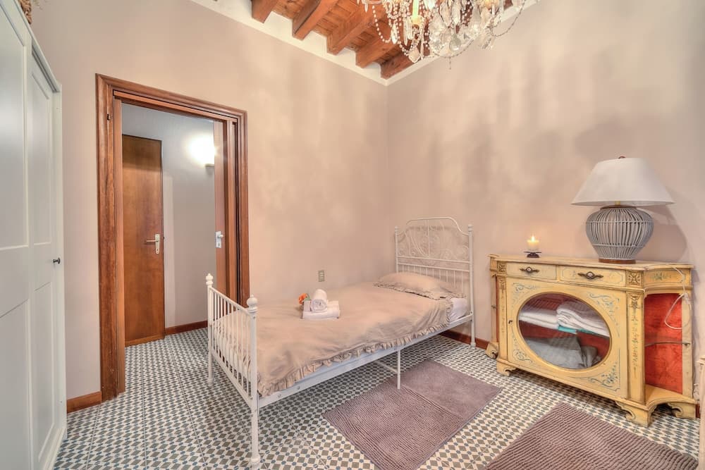 Laetitia Salo-historic Center Near Lake