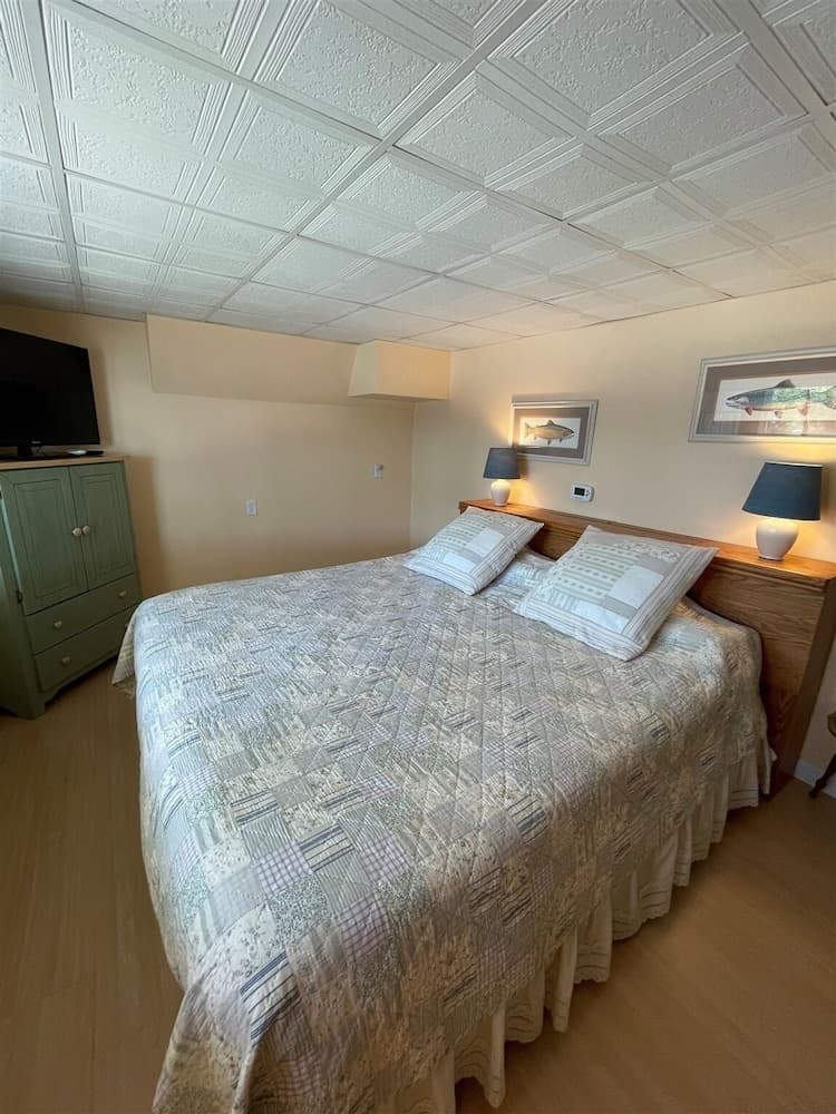 Water's Edge Limit 8 4 Bedroom Cottage by RedAwning