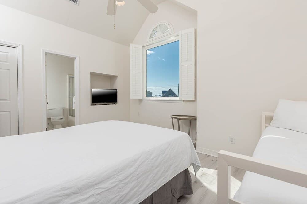 Red White & Beach House 124 4 Bedroom Home