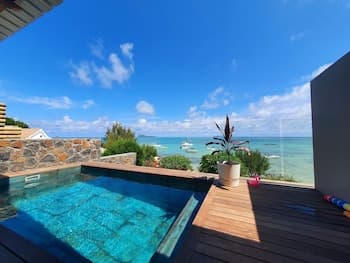 Luxury beachfront villa with private pool and Pavillon with rooftop sea view
