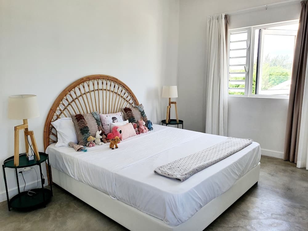 Luxury beachfront villa with private pool and cozy Pavillon with private jacuzzi on rooftop terrace