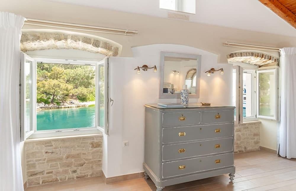 The Harbour House - Waterfront 1 Bedroom Suite