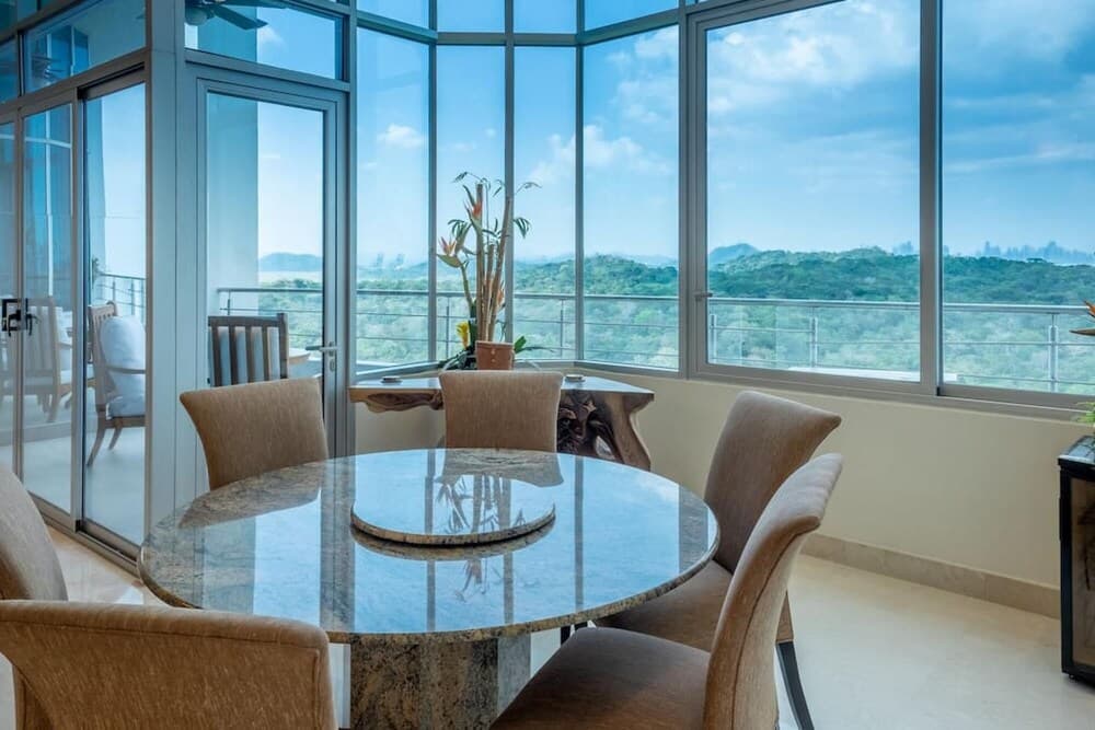 24o Penthouse Unique Design 2 Balconies Oceanview