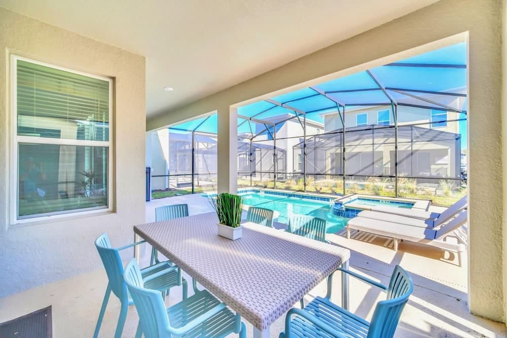 6BR - Family Home - w Private Pool Hot tub