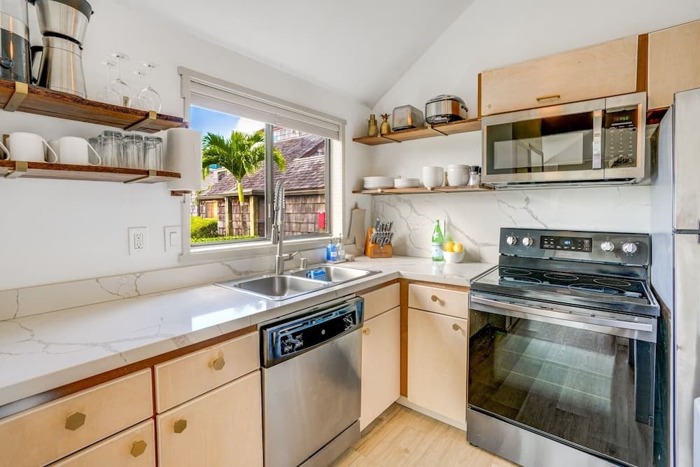 Kahakai Cliffside 2 Bedroom Condo by RedAwning