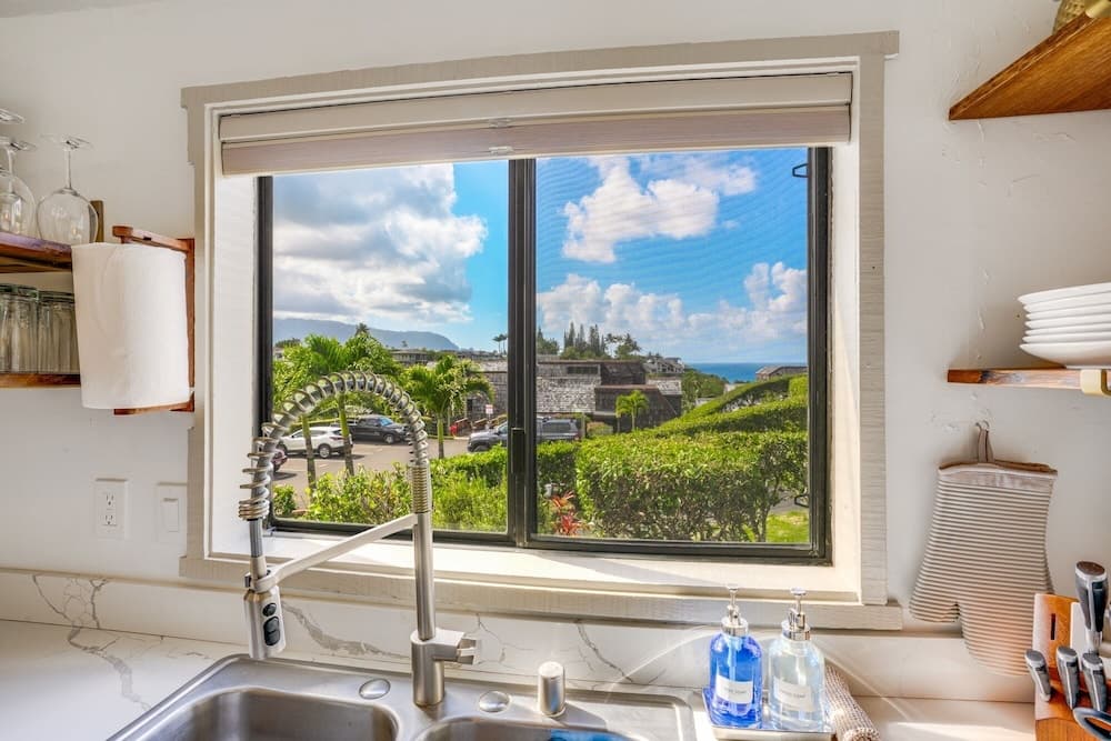 Kahakai Cliffside 2 Bedroom Condo by RedAwning