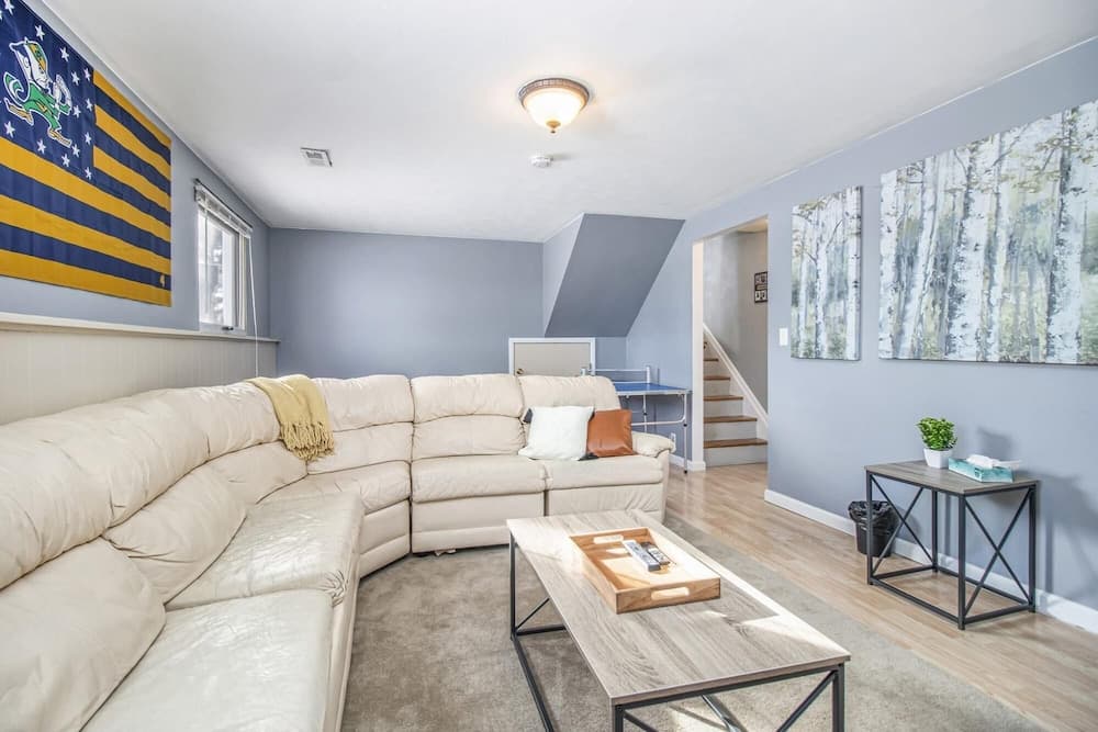 Notre Dame Get Away 4-bdm 2-mile From Campus BBQ