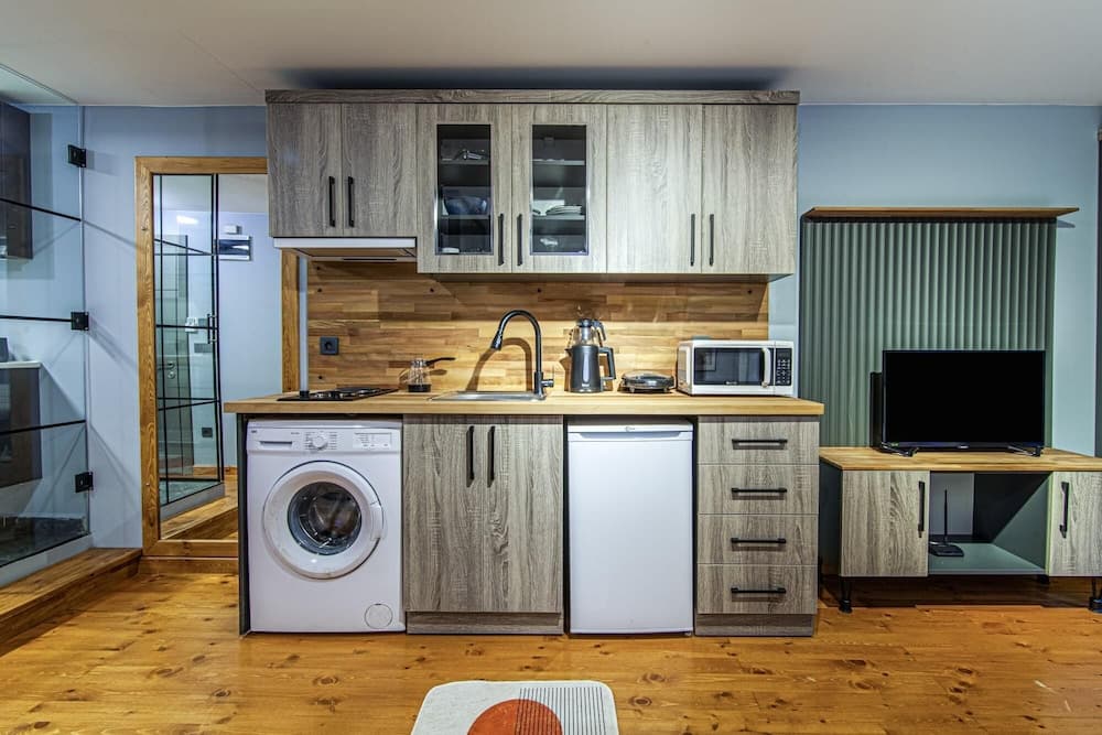 Chic Studio Flat Close to Kennedy Avenue in Fatih