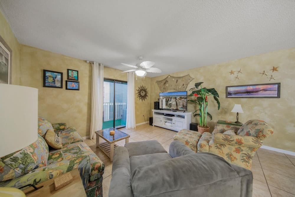 Cozy Condo on the White Sand Beach With Pool